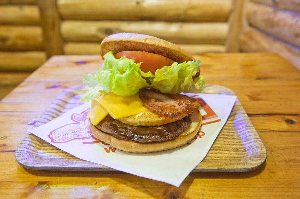 ご当地バーガー“佐世保バーガー”の代表格、長崎・佐世保の人気店「ログキット」。