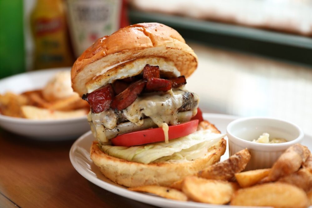 北青山の人気店「バーガースタンドフェローズ」のバーガーは、シンプルだけど旨い!