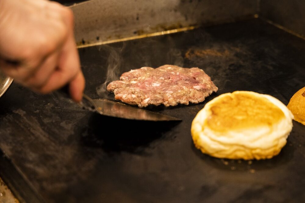 東京・四谷三丁目の「ミスタートーキョーバ ーガーカフェ」の8種類のナッツを入れた新食感バーガー。