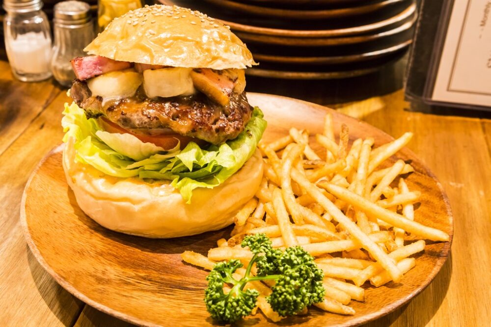 東京・新宿御苑「バーガーキッチンチャッティチャッティ」の、バナナとベーコンの絶妙なハーモニー。