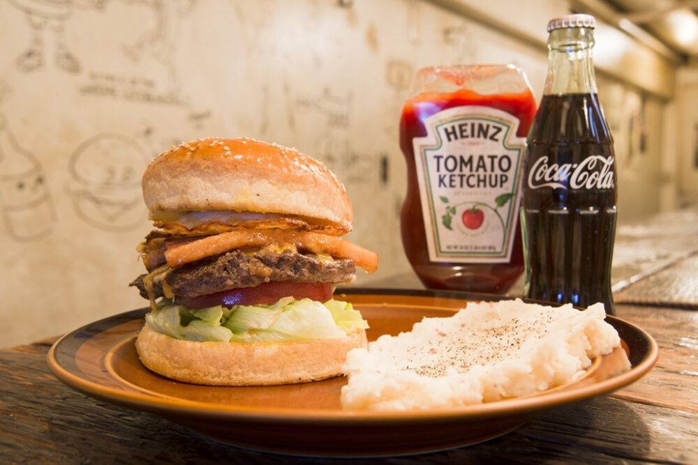 バンズもパティも圧巻のボリューム感満点のハンバーガー。|ウーピーゴールドバーガー(東京・渋谷)