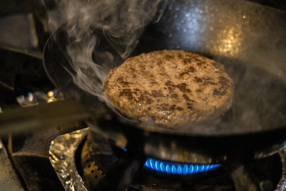 もはや肉料理! バンズとパティのみの究極バーガー。|バーガーポリス(東京・都立大学)