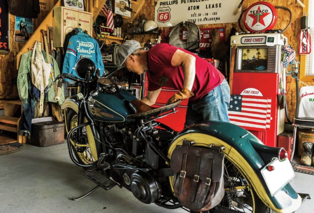 海とガレージとヴィンテージバイクのある暮らし。