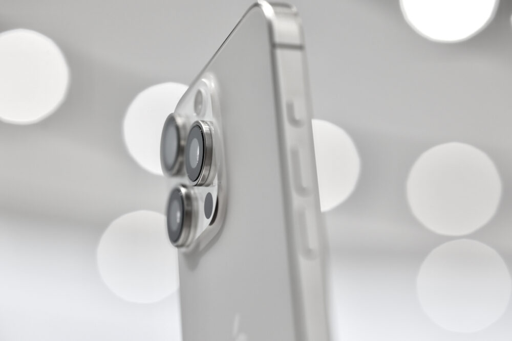 新しいiPhoneはハダカで使いたいほど美しい【iPhone 15】