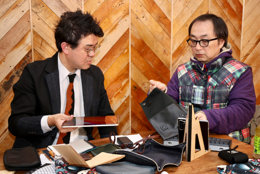 「スマホどこ入れる？」サンボル革サコッシュ（仮）開発開始。0次試作がいい感じ！