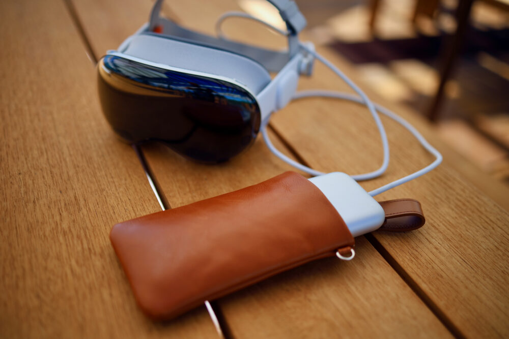 ThunderVolt『Vision Pro用レザーバッテリーポーチ』受注開始！