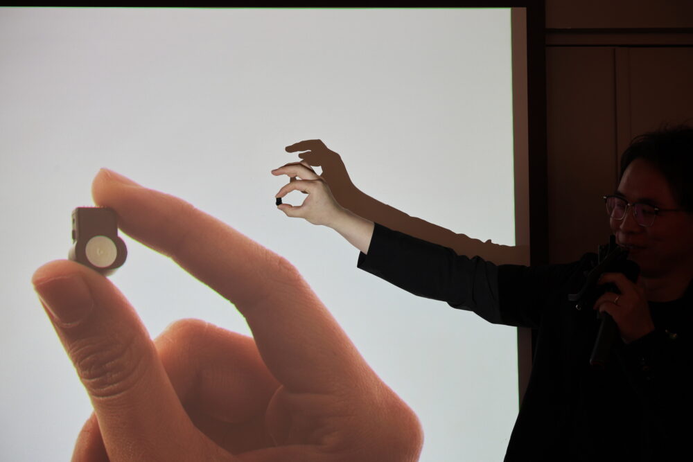 XREALの超小さな周辺機器『XREAL Eye』発表。わずか1.35gで大幅な機能拡張