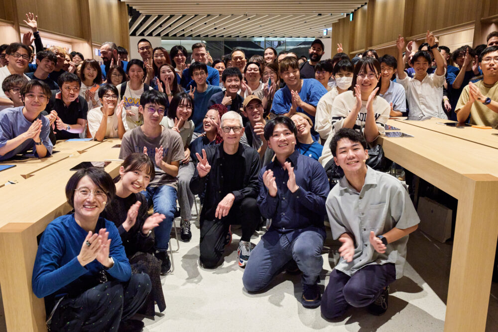 ティム・クックCEO、Swift Student Challenge 2024入賞者のToday at Appleにサプライズ登場